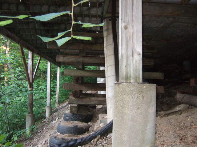 Leaning pier of Tony